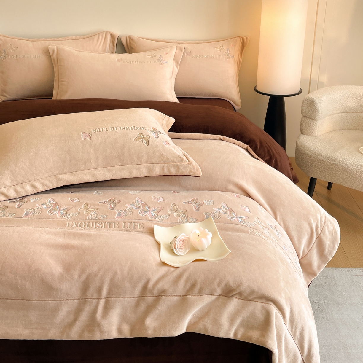 91家纺网 家纺一手货源 找家纺 新方向 2025新款高克重240克A类全消光刺绣牛奶绒四件套-蝶舞 蝶舞-香槟咖