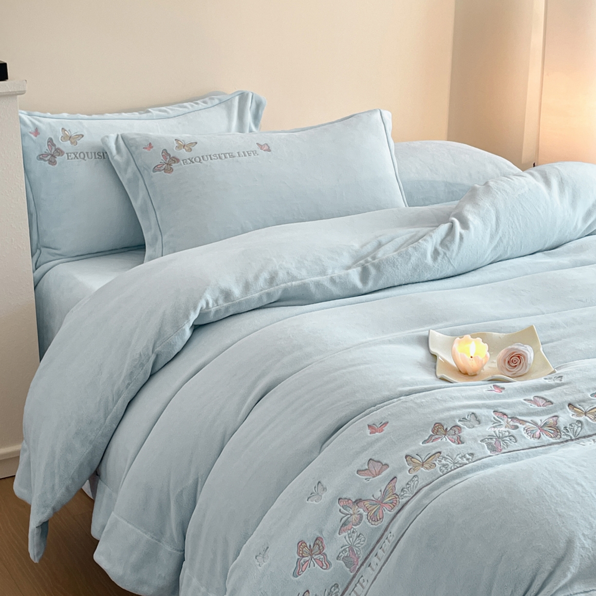 91家纺网 家纺一手货源 找家纺 新方向 2025新款高克重240克A类全消光刺绣牛奶绒四件套-蝶舞 蝶舞-星月蓝