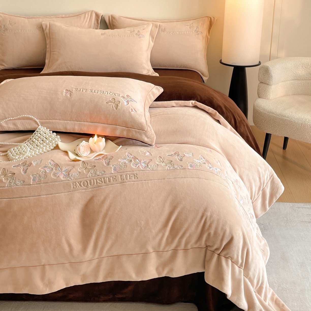 91家纺网 家纺一手货源 找家纺 新方向 2025新款高克重240克A类全消光刺绣牛奶绒四件套-蝶舞 蝶舞-香槟咖