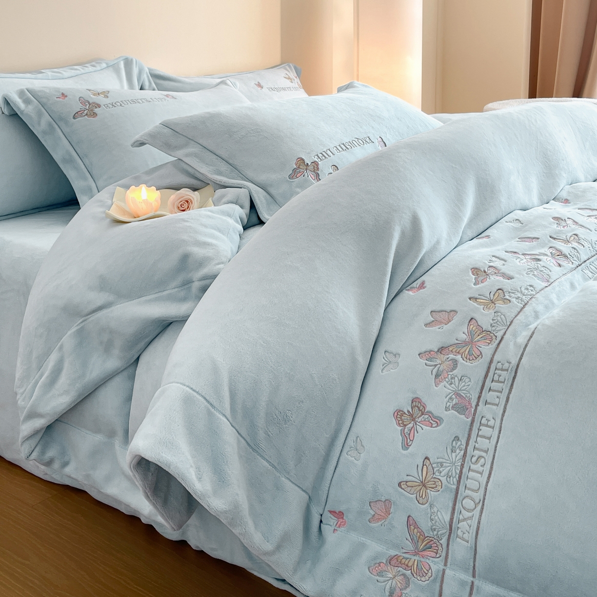 91家纺网 家纺一手货源 找家纺 新方向 2025新款高克重240克A类全消光刺绣牛奶绒四件套-蝶舞 蝶舞-星月蓝