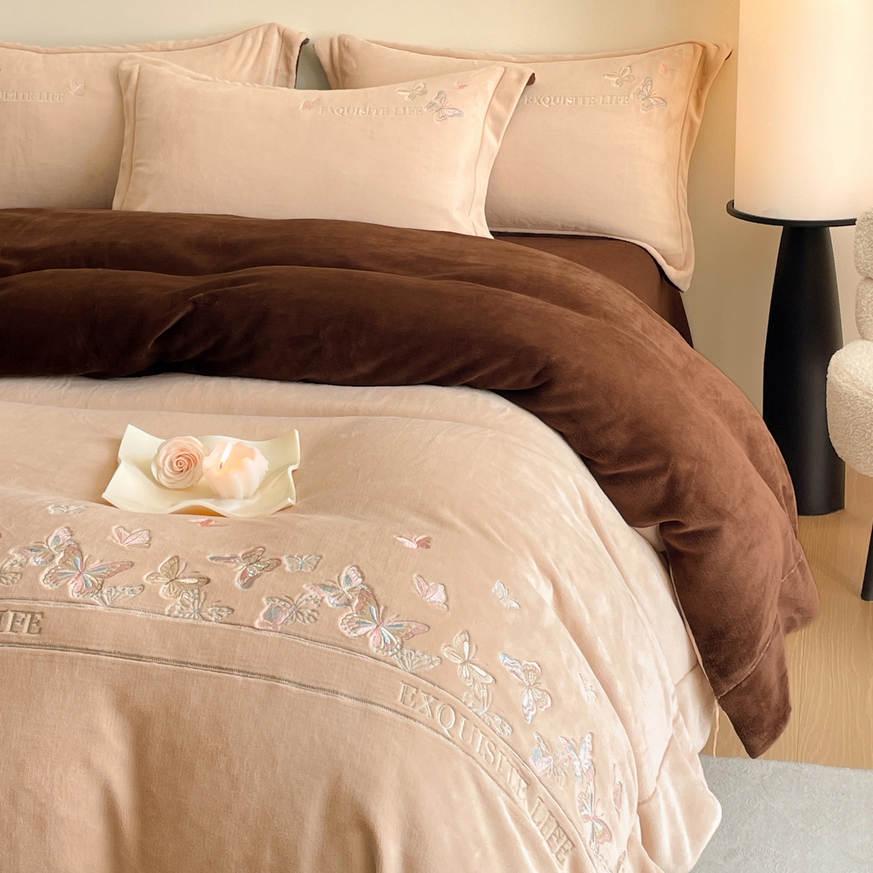 91家纺网 家纺一手货源 找家纺 新方向 2025新款高克重240克A类全消光刺绣牛奶绒四件套-蝶舞 蝶舞-香槟咖