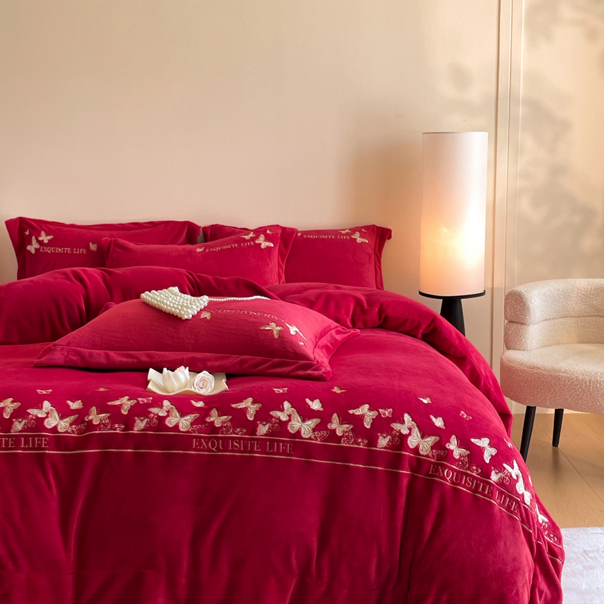 91家纺网 家纺一手货源 找家纺 新方向 2025新款高克重240克A类全消光刺绣牛奶绒四件套-蝶舞 蝶舞-洋酒红