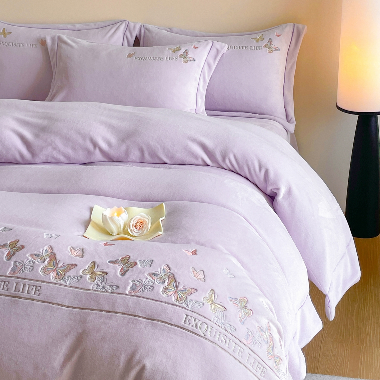 91家纺网 家纺一手货源 找家纺 新方向 2025新款高克重240克A类全消光刺绣牛奶绒四件套-蝶舞 蝶舞-魅紫