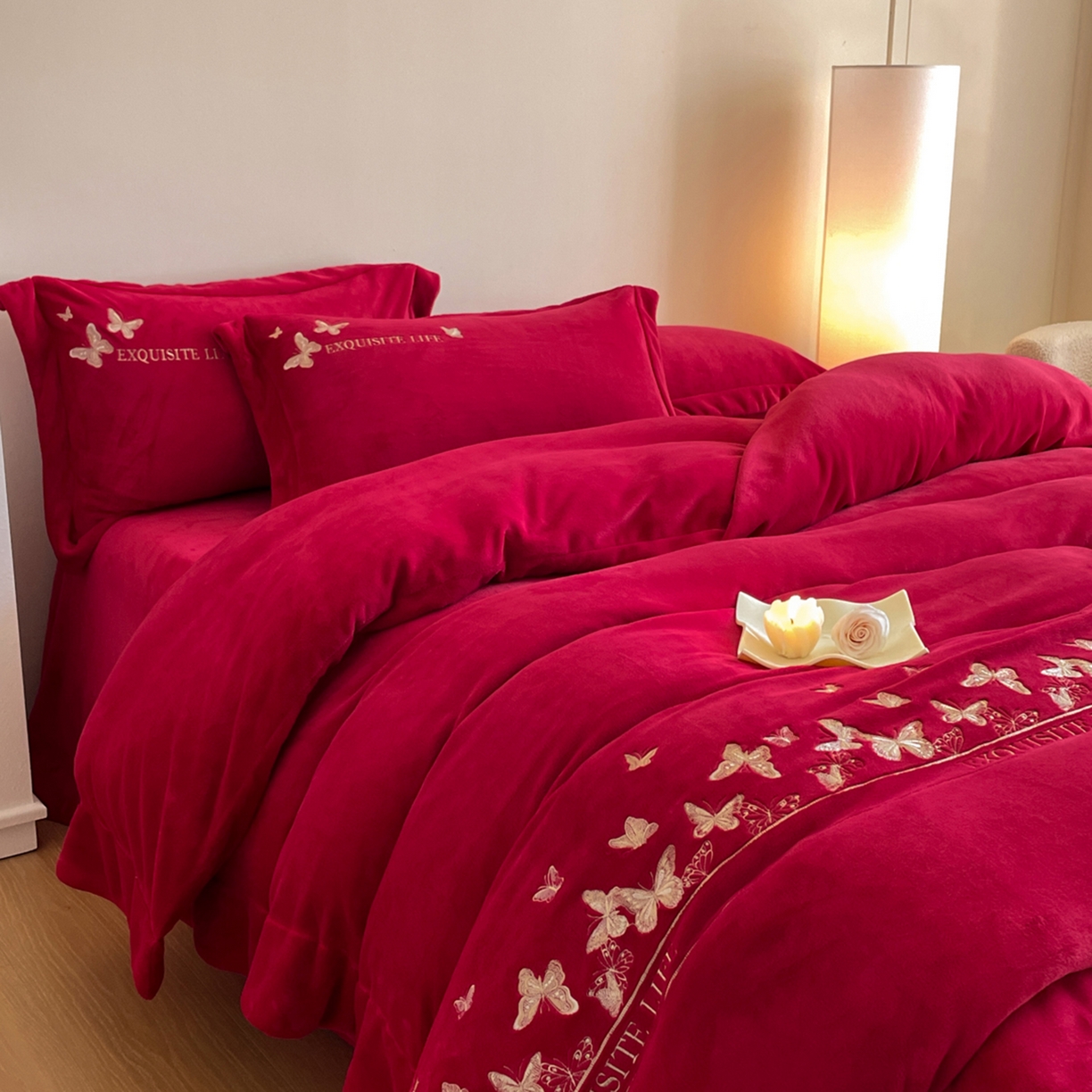 91家纺网 家纺一手货源 找家纺 新方向 2025新款高克重240克A类全消光刺绣牛奶绒四件套-蝶舞 蝶舞-洋酒红