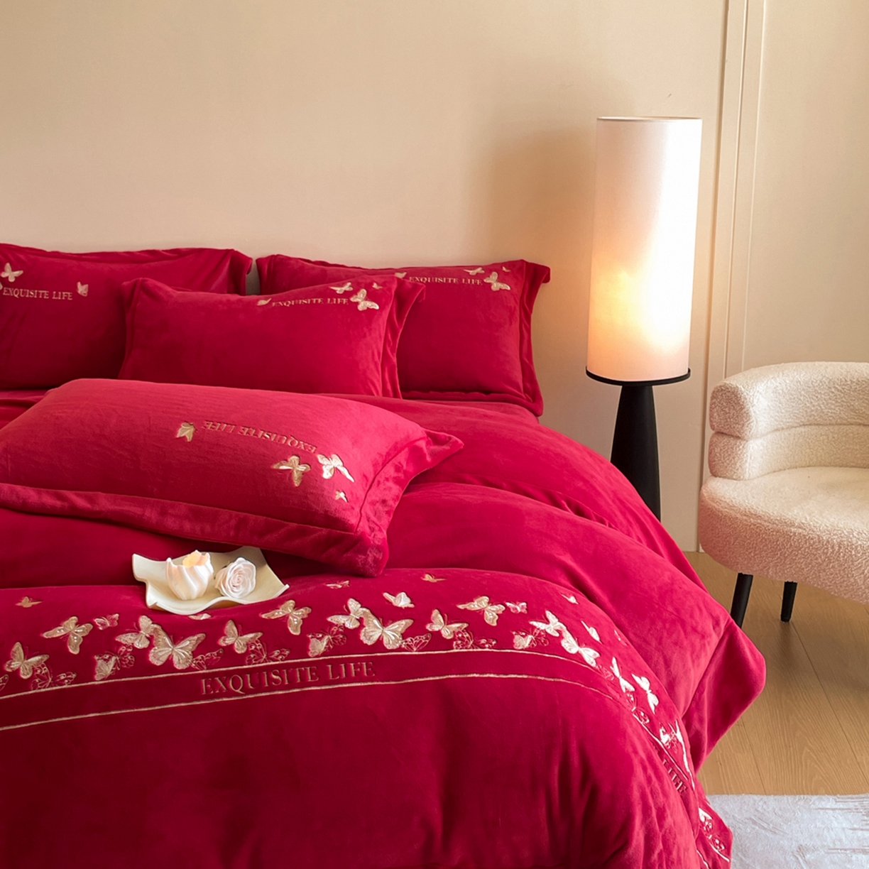91家纺网 家纺一手货源 找家纺 新方向 2025新款高克重240克A类全消光刺绣牛奶绒四件套-蝶舞 蝶舞-洋酒红