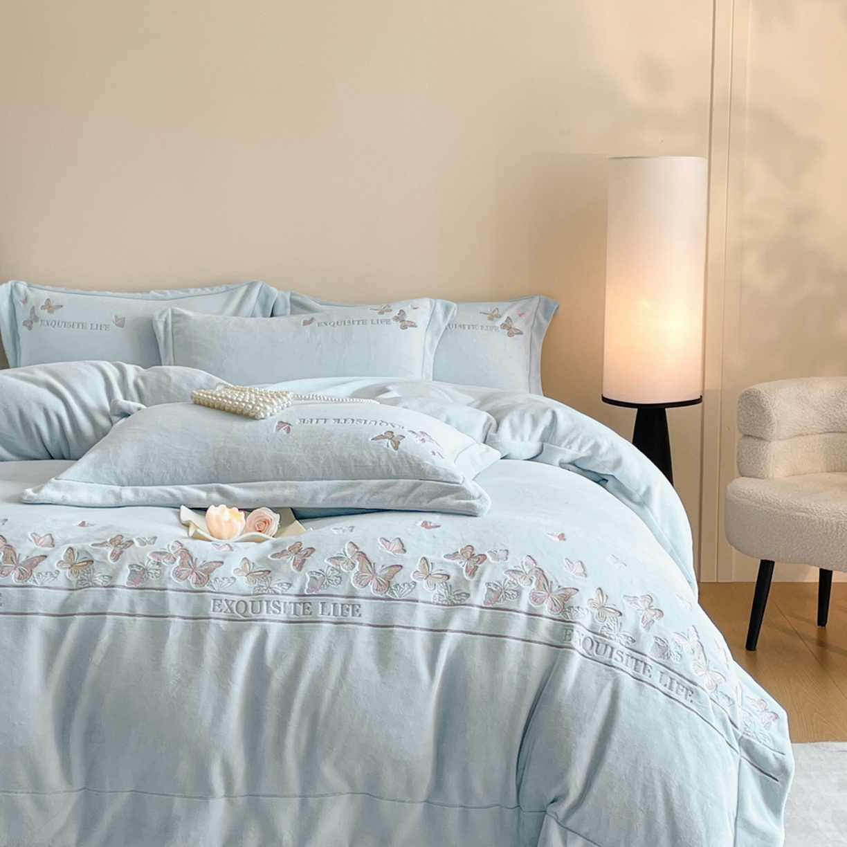 91家纺网 家纺一手货源 找家纺 新方向 2025新款高克重240克A类全消光刺绣牛奶绒四件套-蝶舞 蝶舞-星月蓝