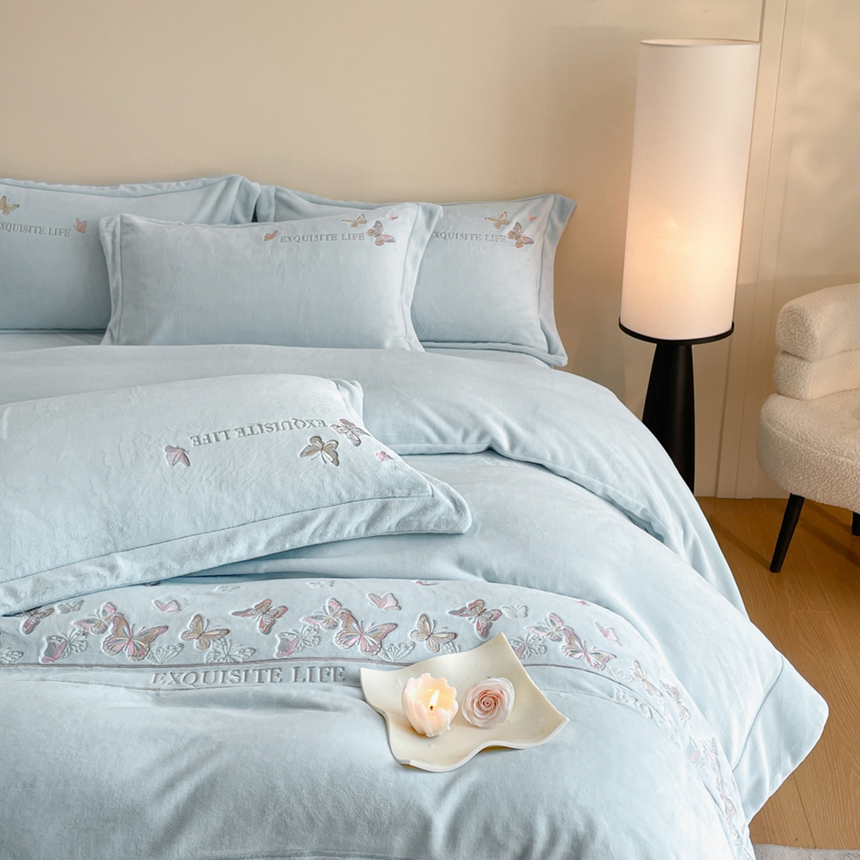 91家纺网 家纺一手货源 找家纺 新方向 2025新款高克重240克A类全消光刺绣牛奶绒四件套-蝶舞 蝶舞-星月蓝