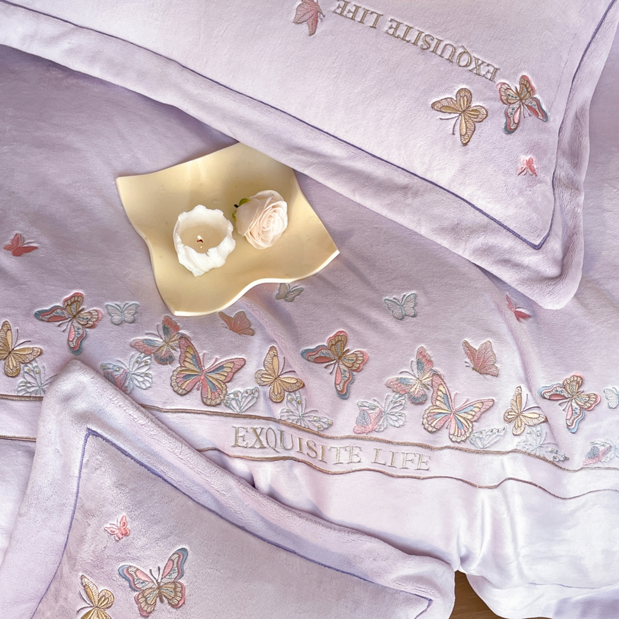 91家纺网 家纺一手货源 找家纺 新方向 2025新款高克重240克A类全消光刺绣牛奶绒四件套-蝶舞 蝶舞-魅紫