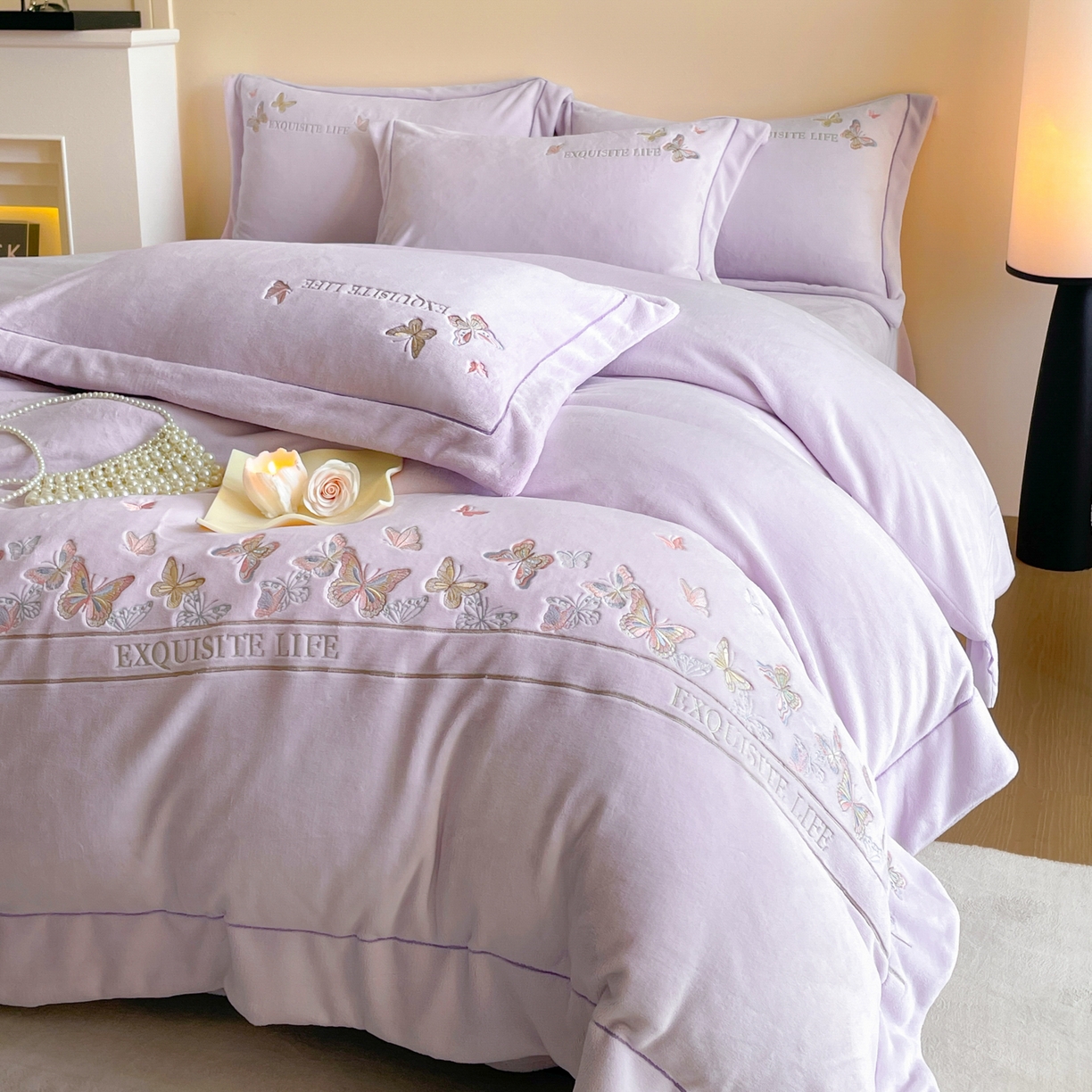 91家纺网 家纺一手货源 找家纺 新方向 2025新款高克重240克A类全消光刺绣牛奶绒四件套-蝶舞 蝶舞-魅紫