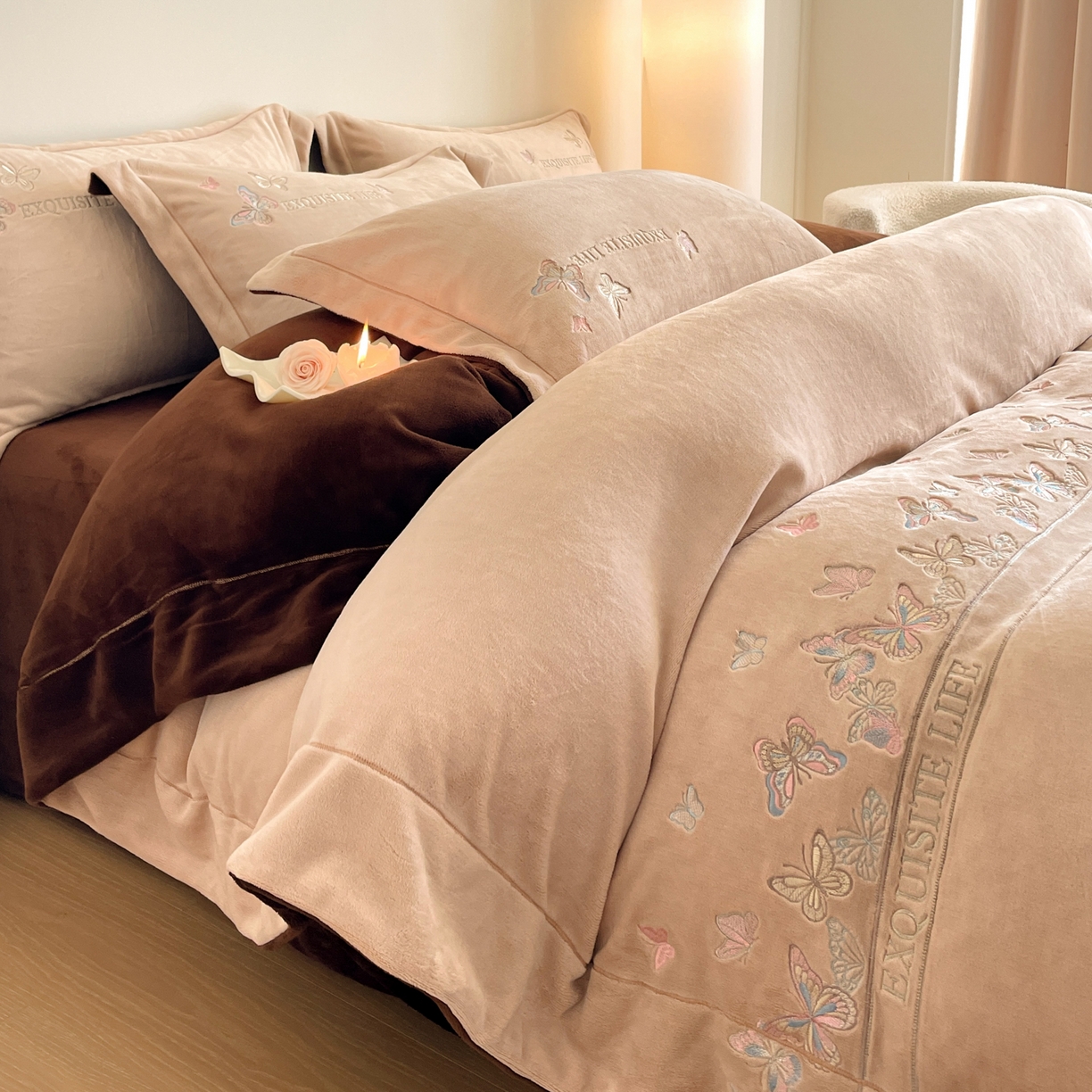 91家纺网 家纺一手货源 找家纺 新方向 2025新款高克重240克A类全消光刺绣牛奶绒四件套-蝶舞 蝶舞-香槟咖