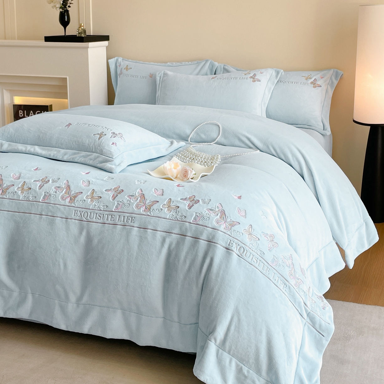 91家纺网 家纺一手货源 找家纺 新方向 2025新款高克重240克A类全消光刺绣牛奶绒四件套-蝶舞 蝶舞-星月蓝