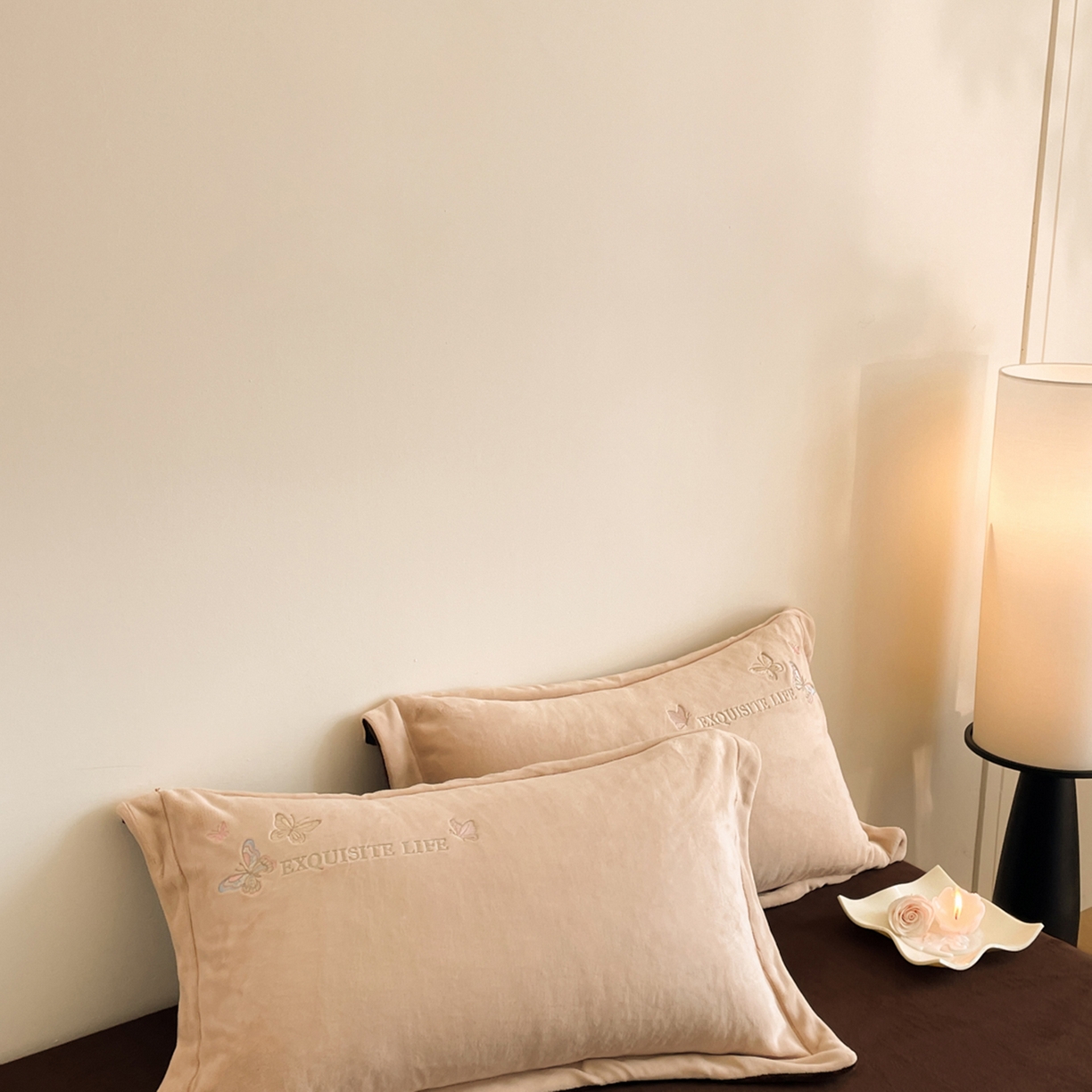 91家纺网 家纺一手货源 找家纺 新方向 2025新款高克重240克A类全消光刺绣牛奶绒四件套-蝶舞 蝶舞-香槟咖