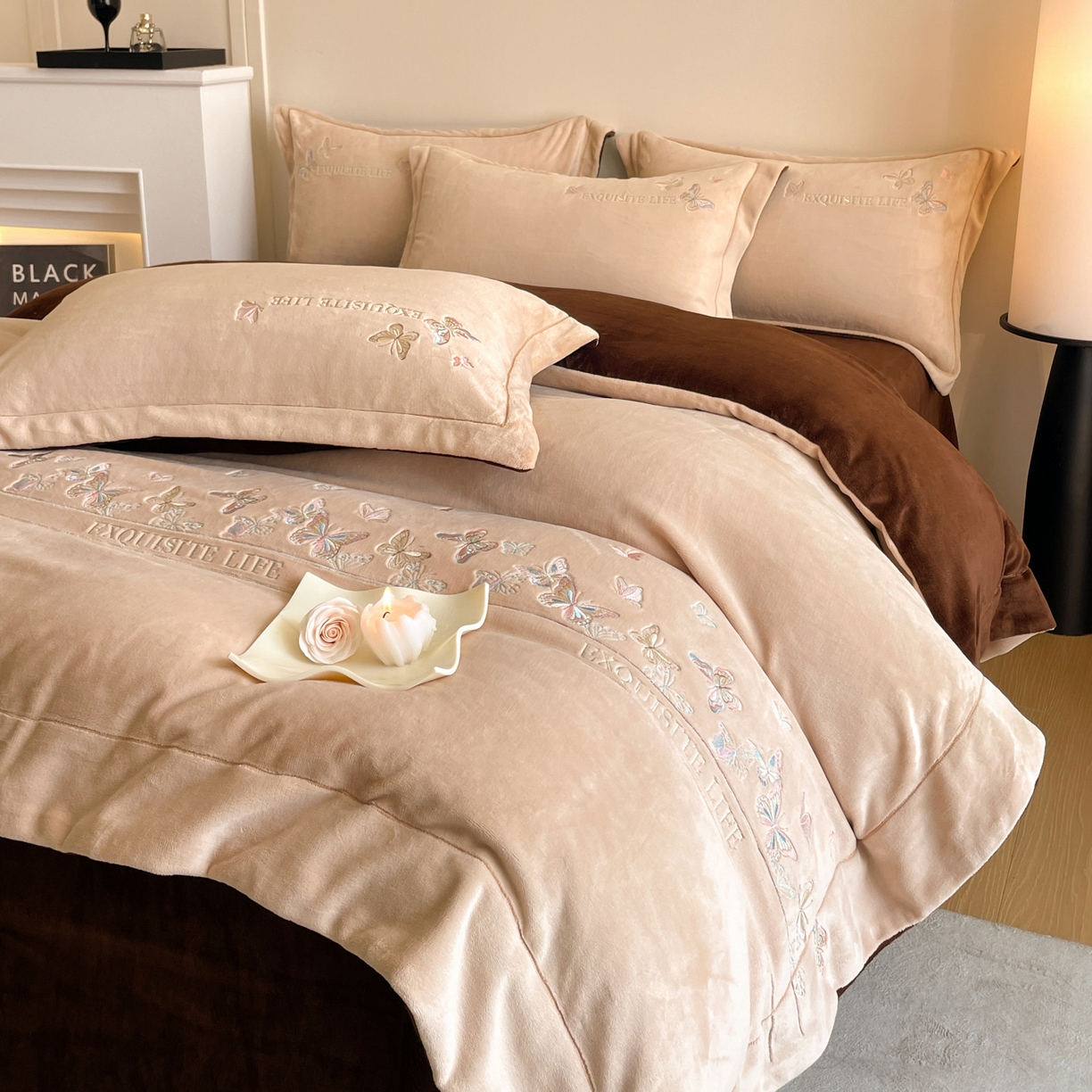 91家纺网 家纺一手货源 找家纺 新方向 2025新款高克重240克A类全消光刺绣牛奶绒四件套-蝶舞 蝶舞-香槟咖