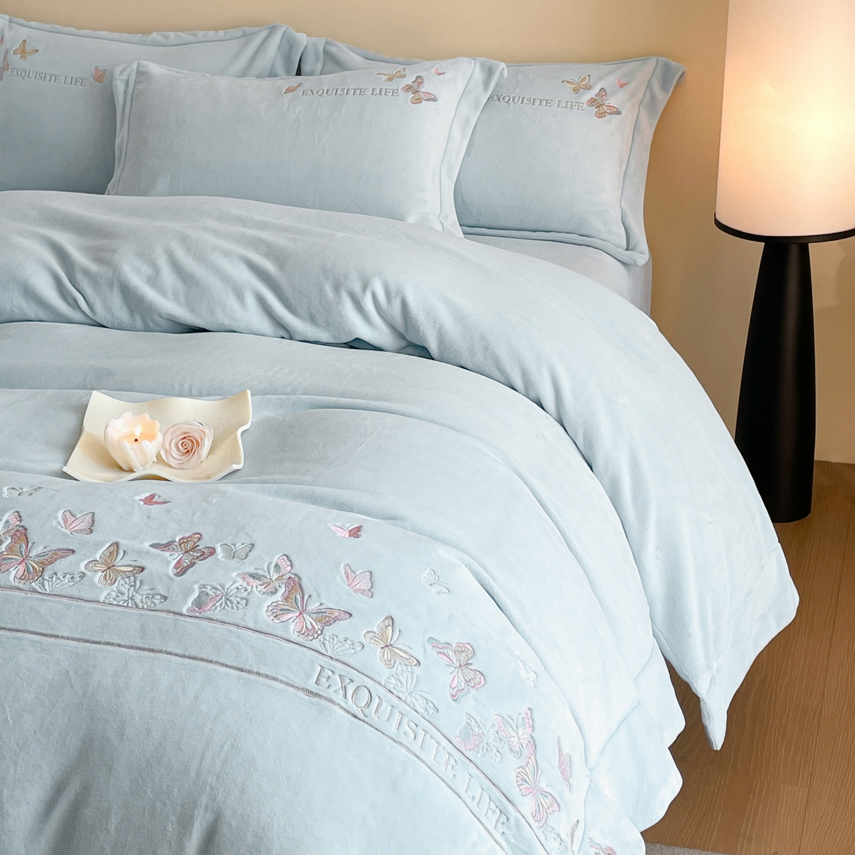 91家纺网 家纺一手货源 找家纺 新方向 2025新款高克重240克A类全消光刺绣牛奶绒四件套-蝶舞 蝶舞-星月蓝