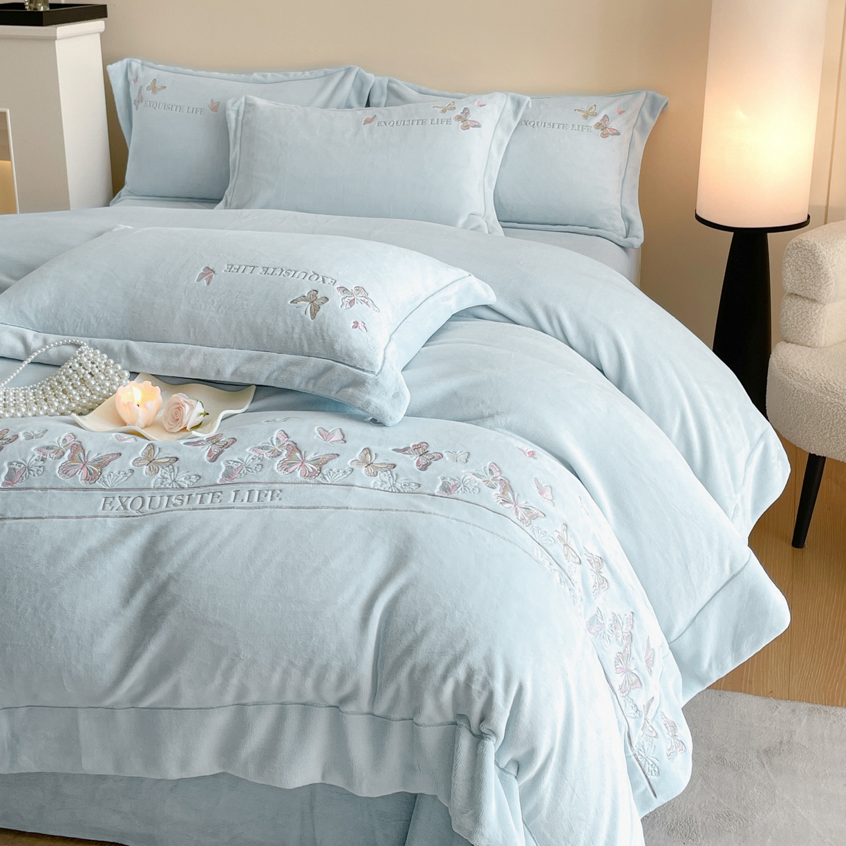 91家纺网 家纺一手货源 找家纺 新方向 2025新款高克重240克A类全消光刺绣牛奶绒四件套-蝶舞 蝶舞-星月蓝