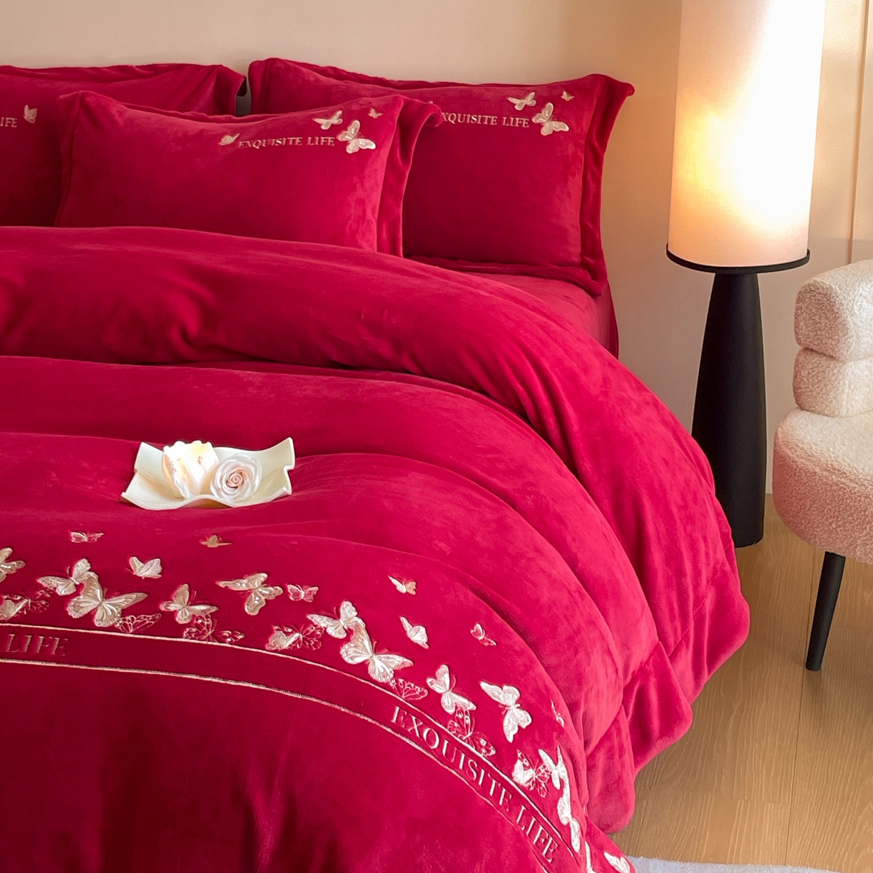 91家纺网 家纺一手货源 找家纺 新方向 2025新款高克重240克A类全消光刺绣牛奶绒四件套-蝶舞 蝶舞-洋酒红