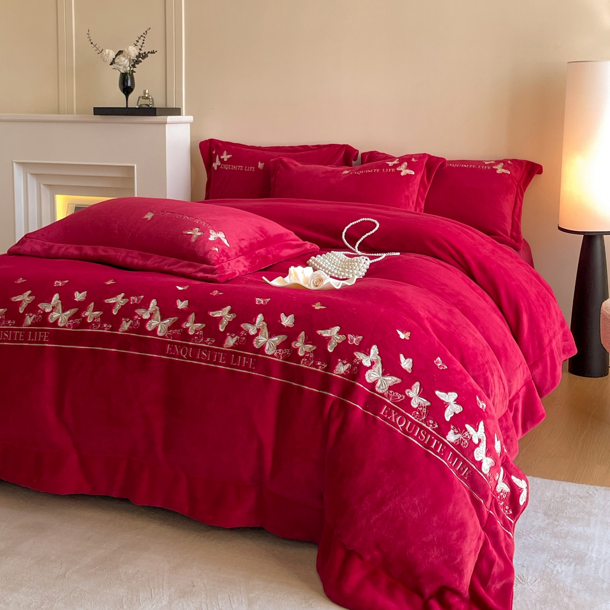 91家纺网 家纺一手货源 找家纺 新方向 2025新款高克重240克A类全消光刺绣牛奶绒四件套-蝶舞 蝶舞-洋酒红