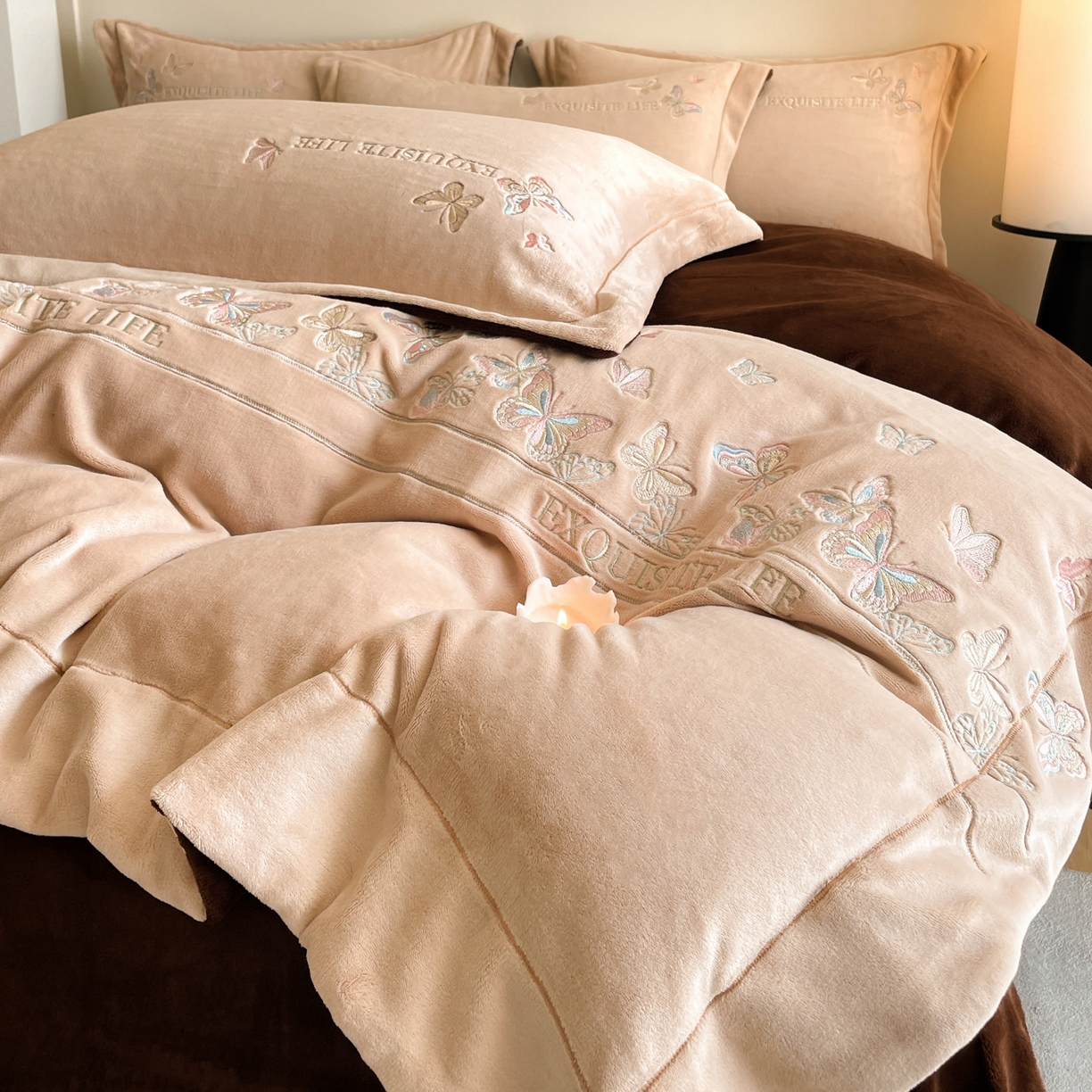 91家纺网 家纺一手货源 找家纺 新方向 2025新款高克重240克A类全消光刺绣牛奶绒四件套-蝶舞 蝶舞-香槟咖