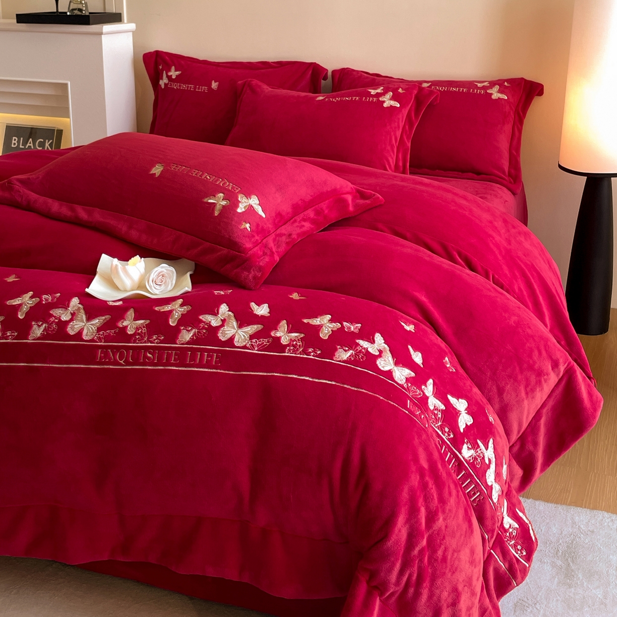 91家纺网 家纺一手货源 找家纺 新方向 2025新款高克重240克A类全消光刺绣牛奶绒四件套-蝶舞 蝶舞-洋酒红