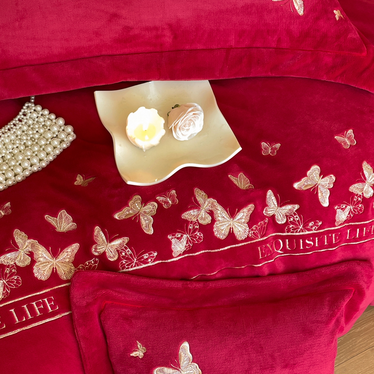 91家纺网 家纺一手货源 找家纺 新方向 2025新款高克重240克A类全消光刺绣牛奶绒四件套-蝶舞 蝶舞-洋酒红