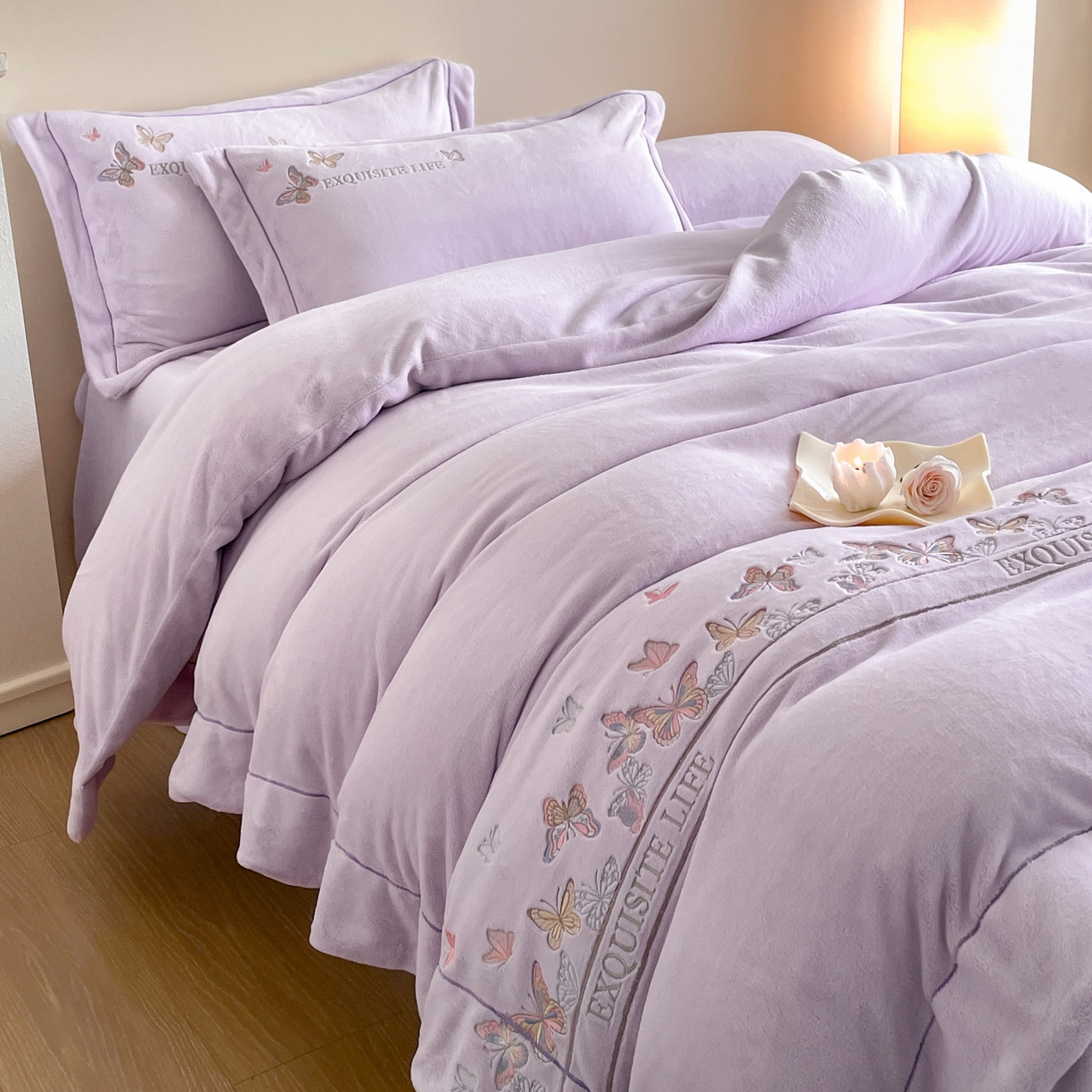 91家纺网 家纺一手货源 找家纺 新方向 2025新款高克重240克A类全消光刺绣牛奶绒四件套-蝶舞 蝶舞-魅紫