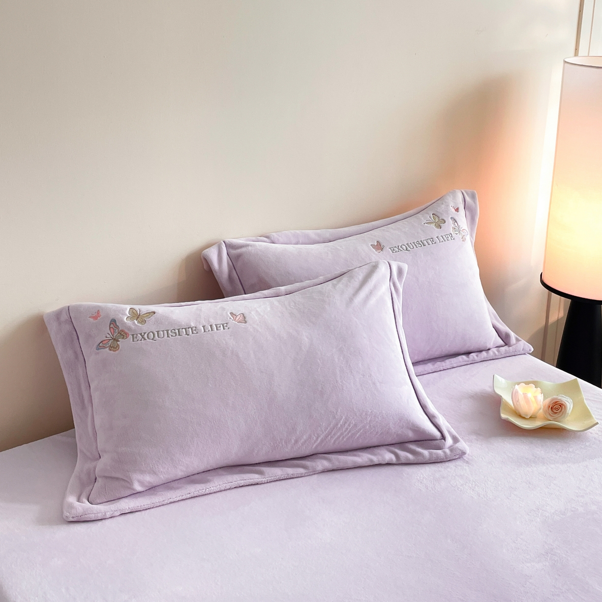 91家纺网 家纺一手货源 找家纺 新方向 2025新款高克重240克A类全消光刺绣牛奶绒四件套-蝶舞 蝶舞-魅紫