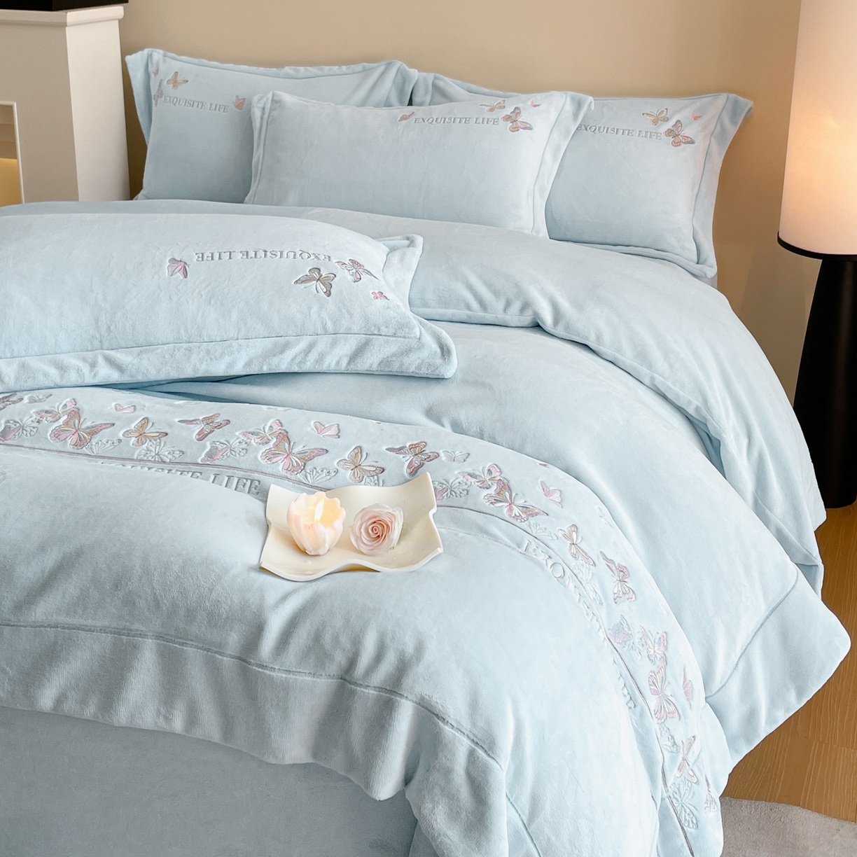 91家纺网 家纺一手货源 找家纺 新方向 2025新款高克重240克A类全消光刺绣牛奶绒四件套-蝶舞 蝶舞-星月蓝