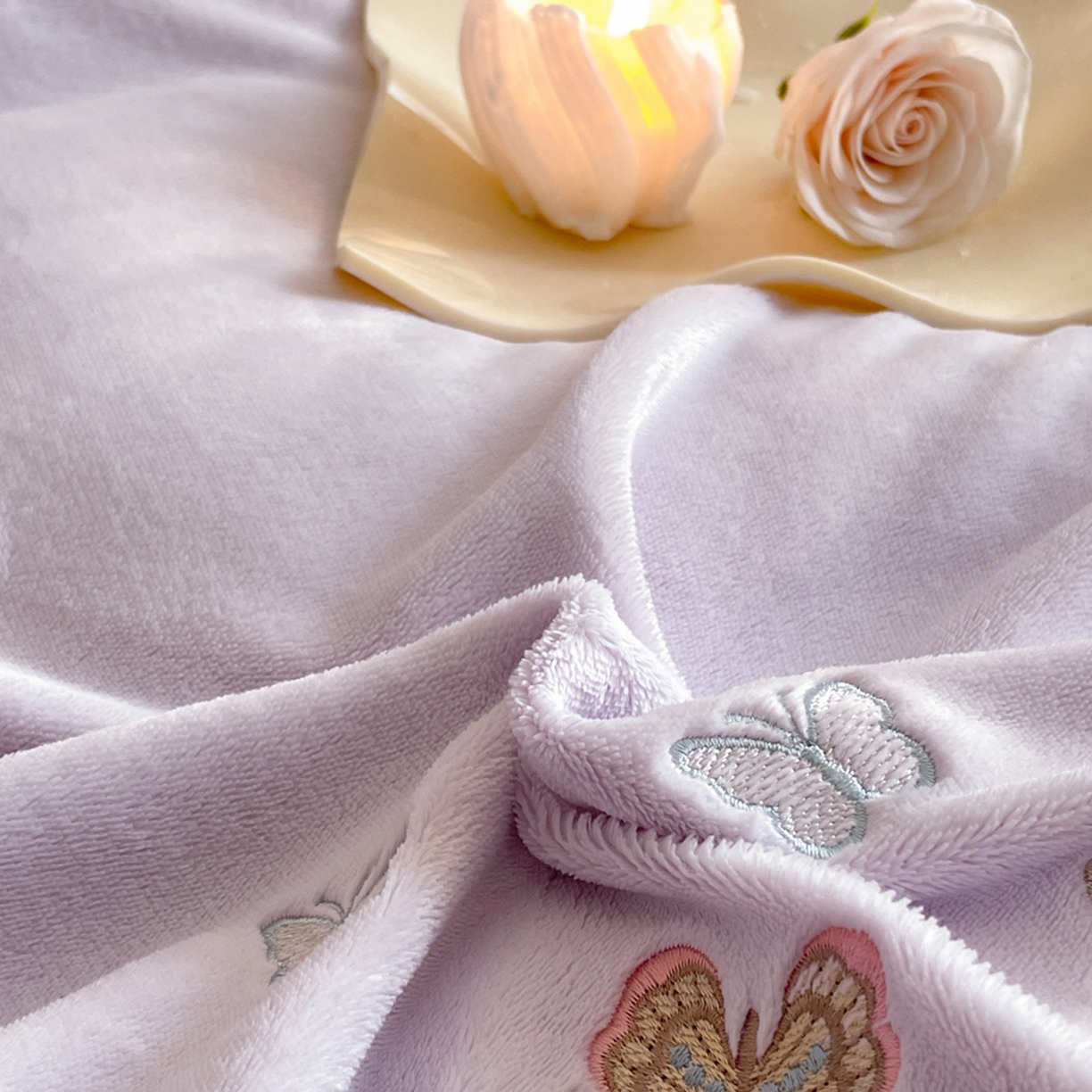 91家纺网 家纺一手货源 找家纺 新方向 2025新款高克重240克A类全消光刺绣牛奶绒四件套-蝶舞 蝶舞-魅紫