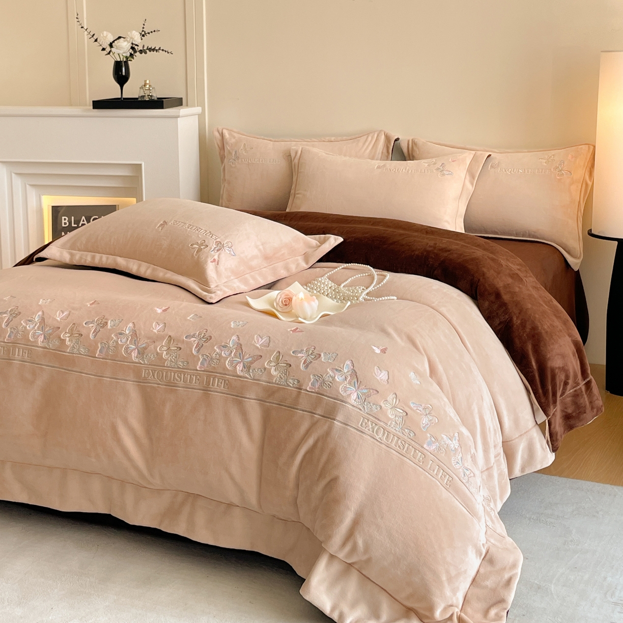 91家纺网 家纺一手货源 找家纺 新方向 2025新款高克重240克A类全消光刺绣牛奶绒四件套-蝶舞 蝶舞-香槟咖