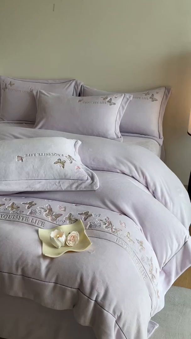 91家纺网 家纺一手货源 找家纺 新方向 2025新款高克重240克A类全消光刺绣牛奶绒四件套-蝶舞 蝶舞-魅紫