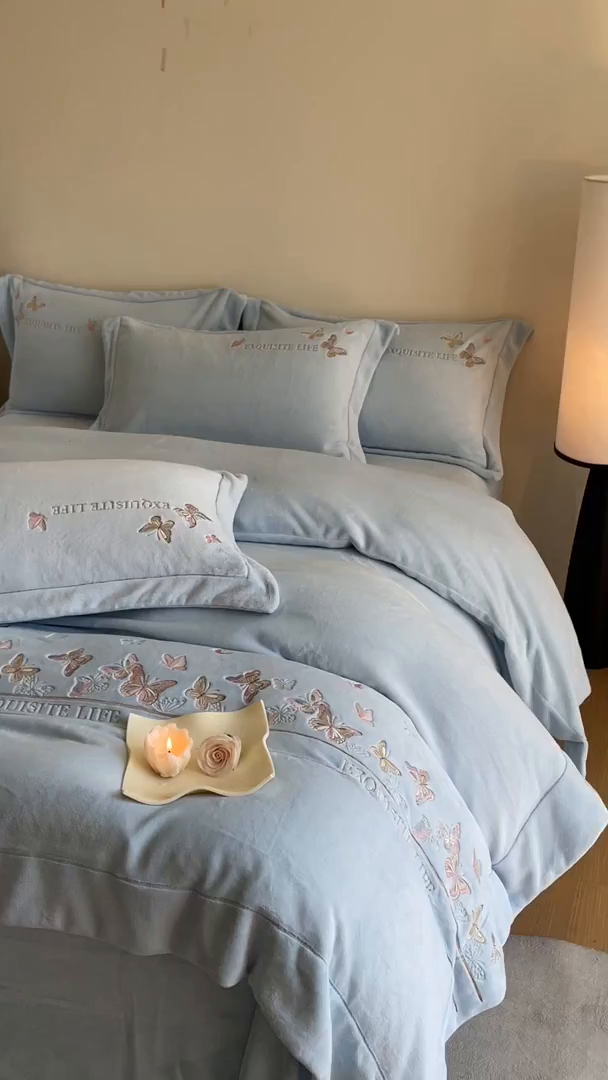 91家纺网 家纺一手货源 找家纺 新方向 2025新款高克重240克A类全消光刺绣牛奶绒四件套-蝶舞 蝶舞-星月蓝