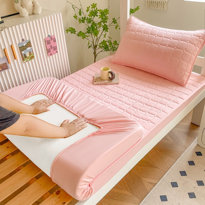 91家纺网 家纺一手货源 找家纺 小禹仔家纺 2025新款亲肤面包格夹棉床笠-学生图 面包格-粉