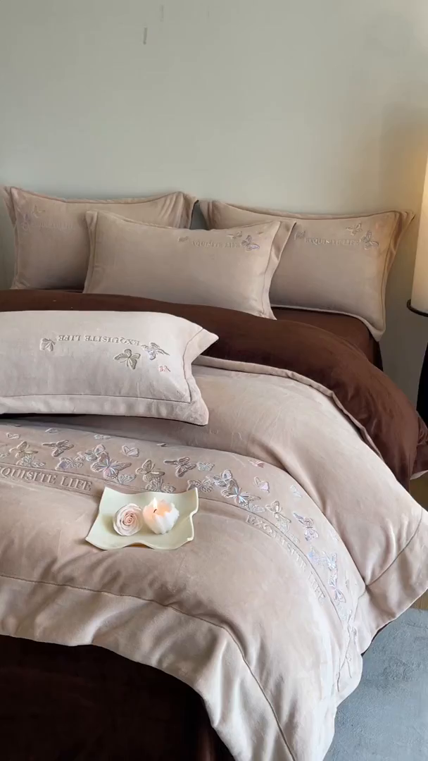 91家纺网 家纺一手货源 找家纺 新方向 2025新款高克重240克A类全消光刺绣牛奶绒四件套-蝶舞 蝶舞-香槟咖