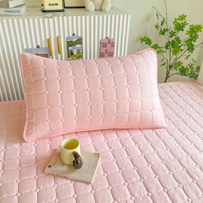 91家纺网 家纺一手货源 找家纺 小禹仔家纺 2025新款亲肤面包格夹棉床笠-学生图 面包格-粉