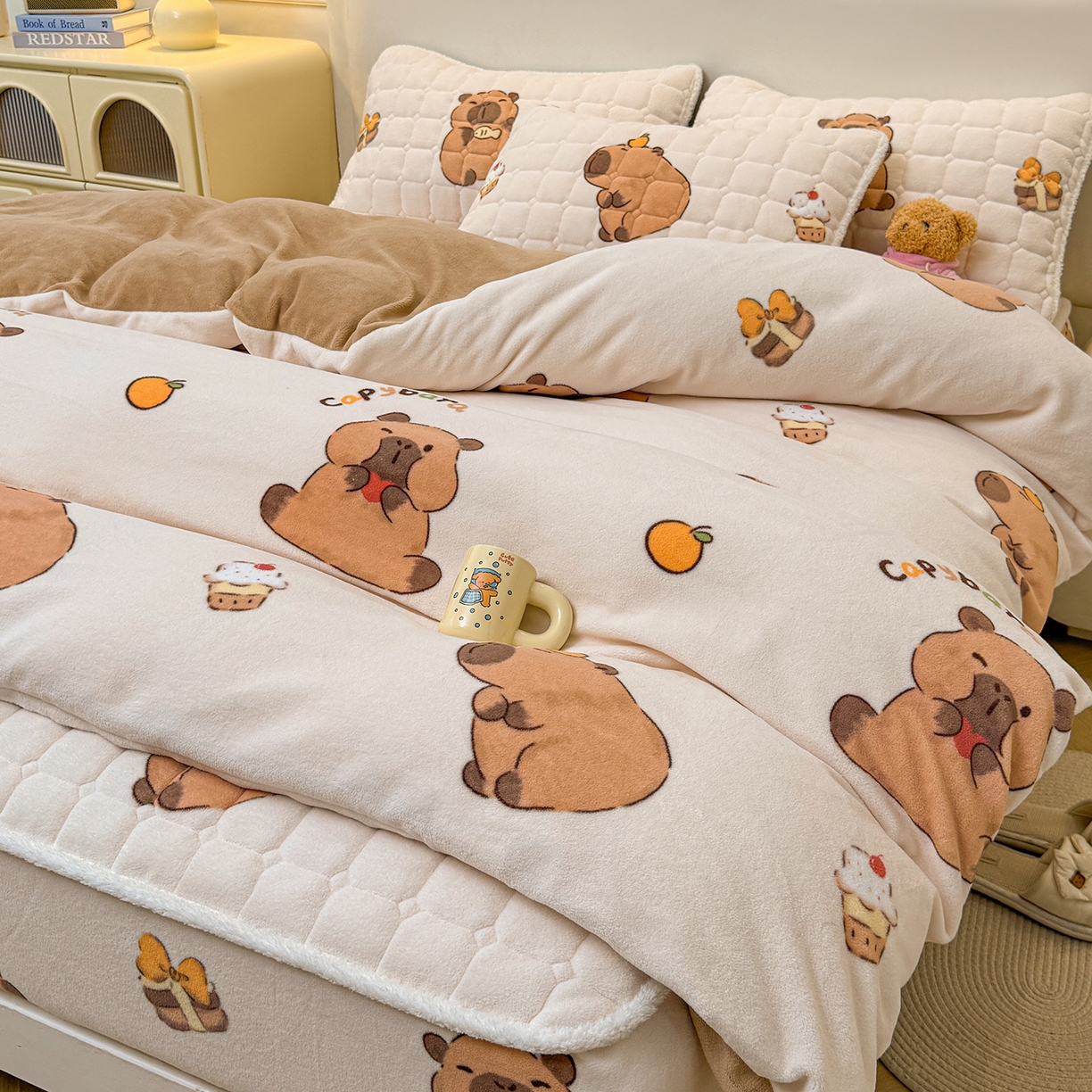 91家纺网 家纺一手货源 找家纺 LIFE.丽芙 2025秋冬新款A类牛奶绒加厚夹棉床笠+被套组合四件套 麦麦卡皮