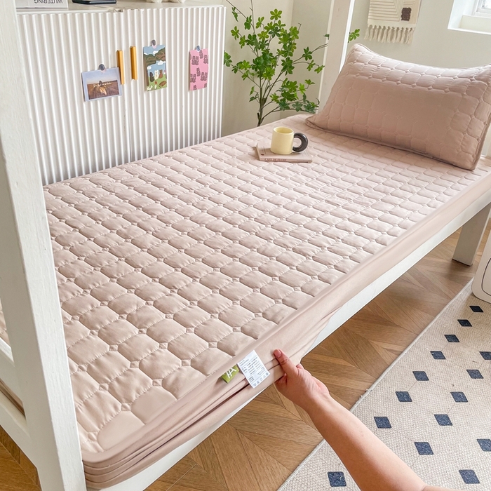 91家纺网 家纺一手货源 找家纺 小禹仔家纺 2025新款亲肤面包格夹棉床笠-学生图 面包格-卡其