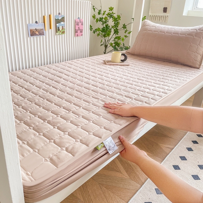 91家纺网 家纺一手货源 找家纺 小禹仔家纺 2025新款亲肤面包格夹棉床笠-学生图 面包格-卡其