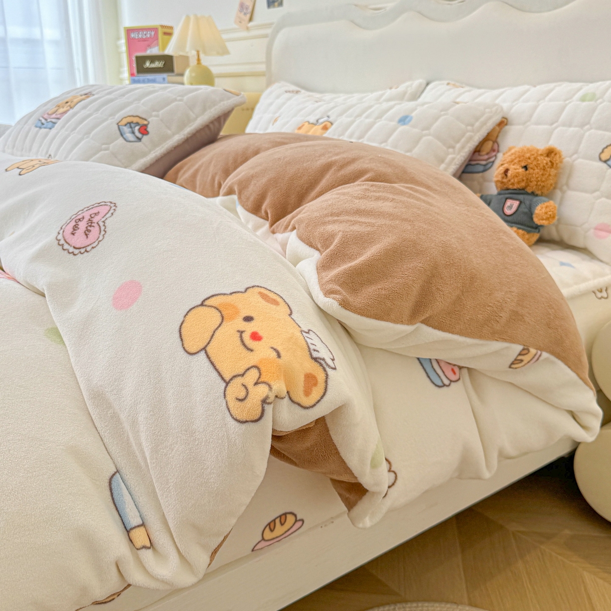 91家纺网 家纺一手货源 找家纺 LIFE.丽芙 2025秋冬新款A类牛奶绒加厚夹棉床笠+被套组合四件套 小熊包