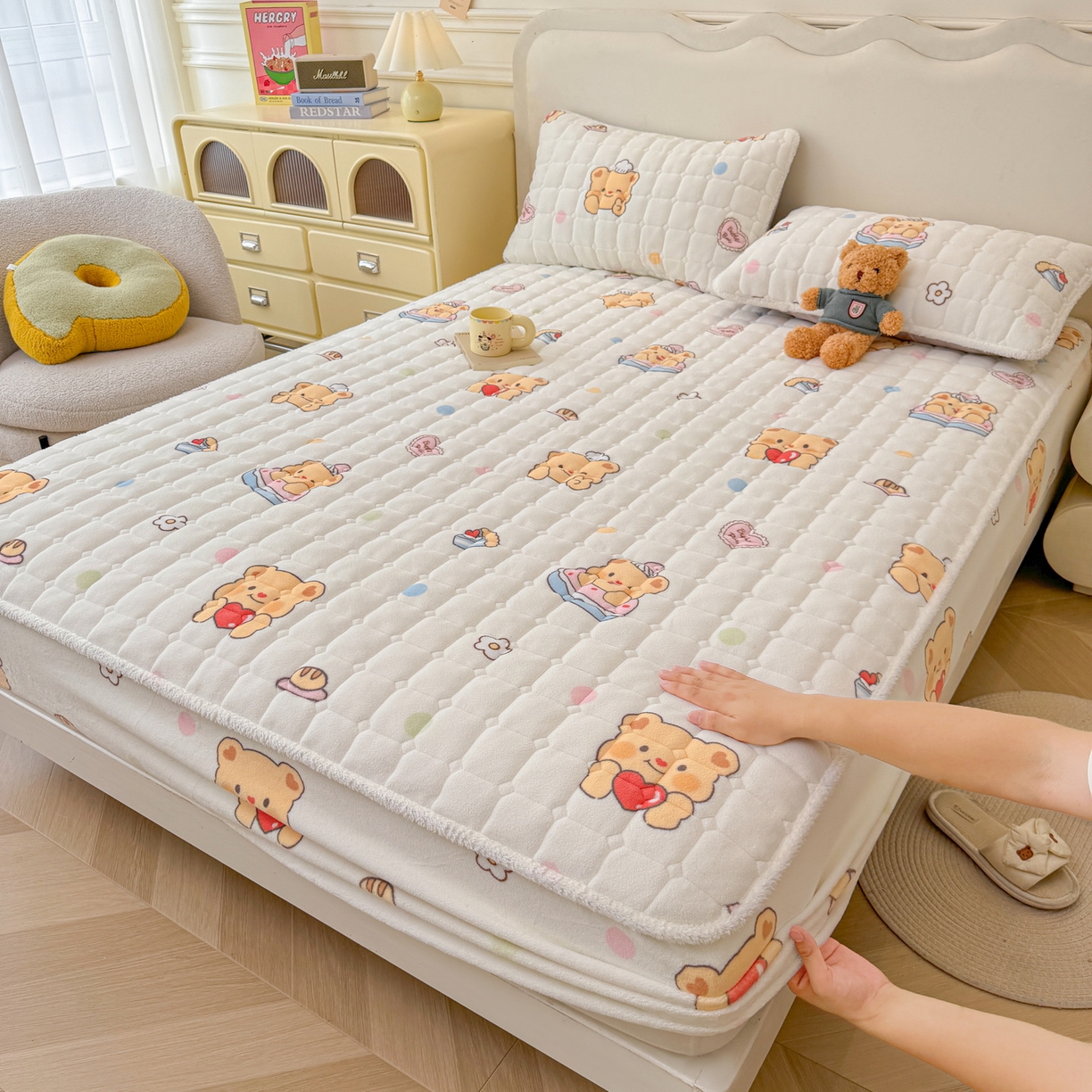 91家纺网 家纺一手货源 找家纺 LIFE.丽芙 2025秋冬新款A类牛奶绒加厚夹棉床笠+被套组合四件套 小熊包