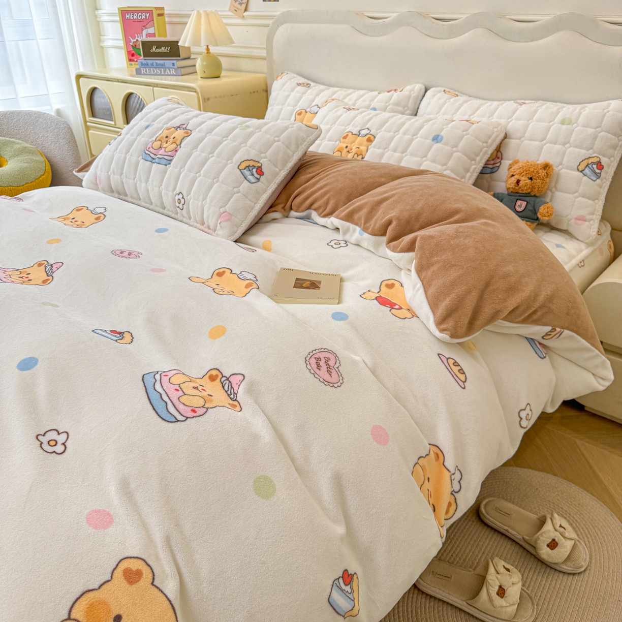 91家纺网 家纺一手货源 找家纺 LIFE.丽芙 2025秋冬新款A类牛奶绒加厚夹棉床笠+被套组合四件套 小熊包