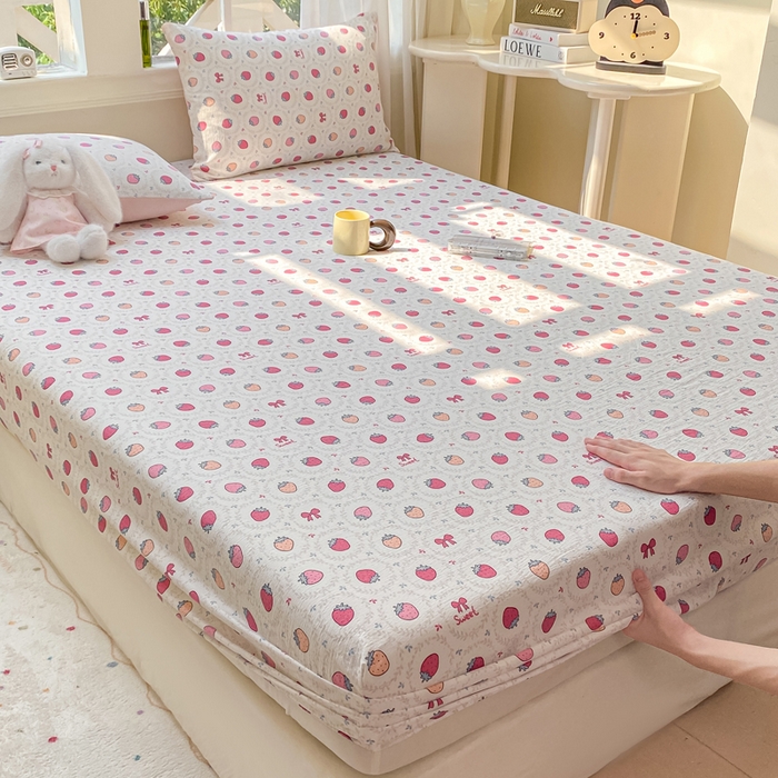 91家纺网 家纺一手货源 找家纺 朵朵家纺 2025新款超柔印花单床笠单品学生宿舍床垫保护套 床笠（床垫保护套可定制尺寸 ） 甜心草莓