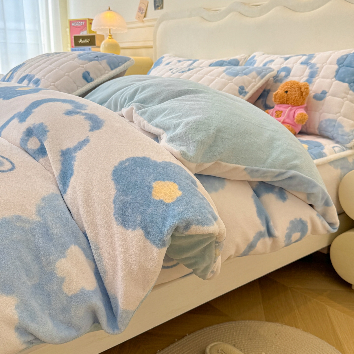 91家纺网 家纺一手货源 找家纺 LIFE.丽芙 2025秋冬新款A类牛奶绒加厚夹棉床笠+被套组合四件套 花恋