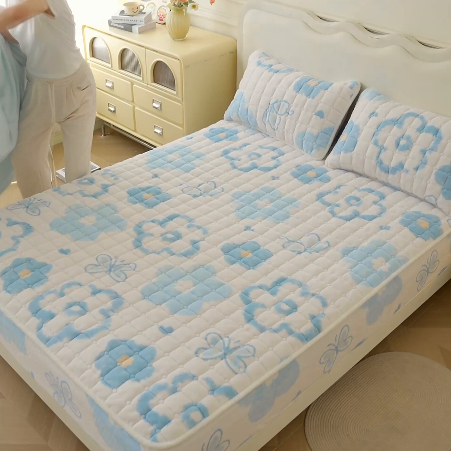 91家纺网 家纺一手货源 找家纺 LIFE.丽芙 2025秋冬新款A类牛奶绒加厚夹棉床笠+被套组合四件套 花恋