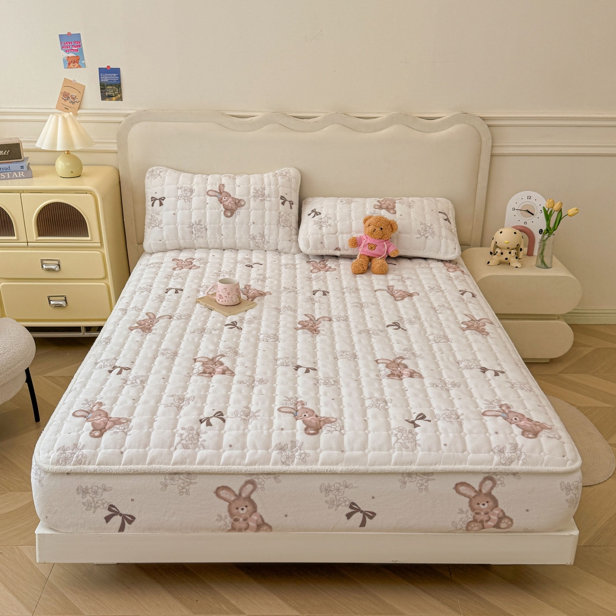 91家纺网 家纺一手货源 找家纺 LIFE.丽芙 2025秋冬新款A类牛奶绒加厚夹棉床笠+被套组合四件套 花环小兔