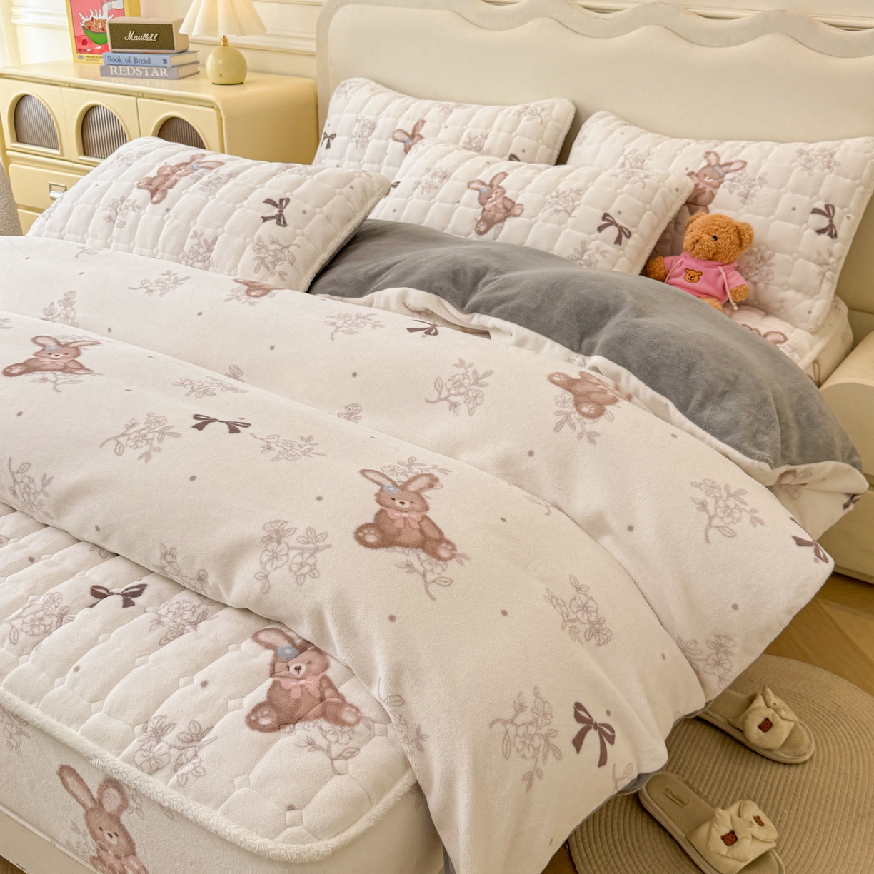 91家纺网 家纺一手货源 找家纺 LIFE.丽芙 2025秋冬新款A类牛奶绒加厚夹棉床笠+被套组合四件套 花环小兔