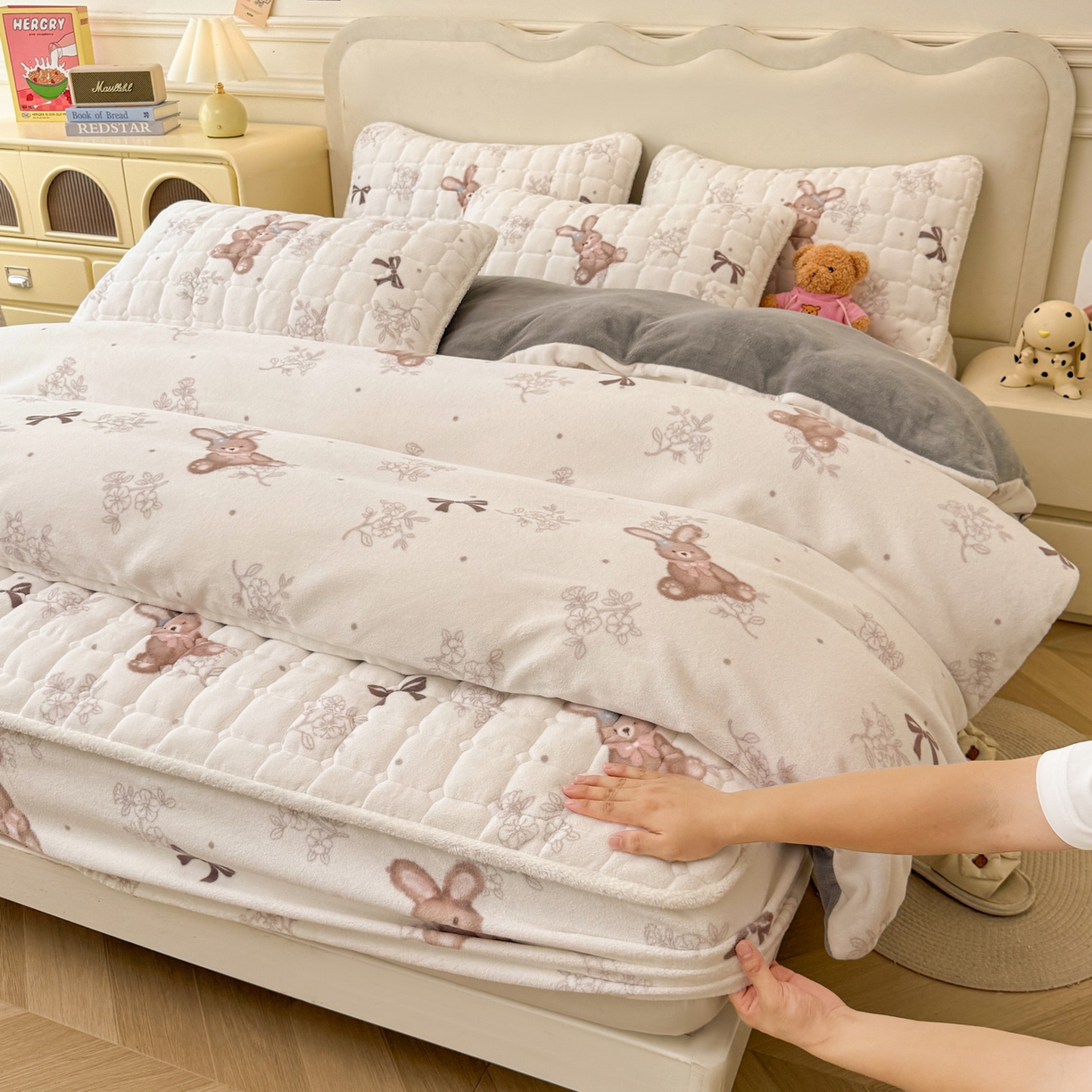 91家纺网 家纺一手货源 找家纺 LIFE.丽芙 2025秋冬新款A类牛奶绒加厚夹棉床笠+被套组合四件套 花环小兔