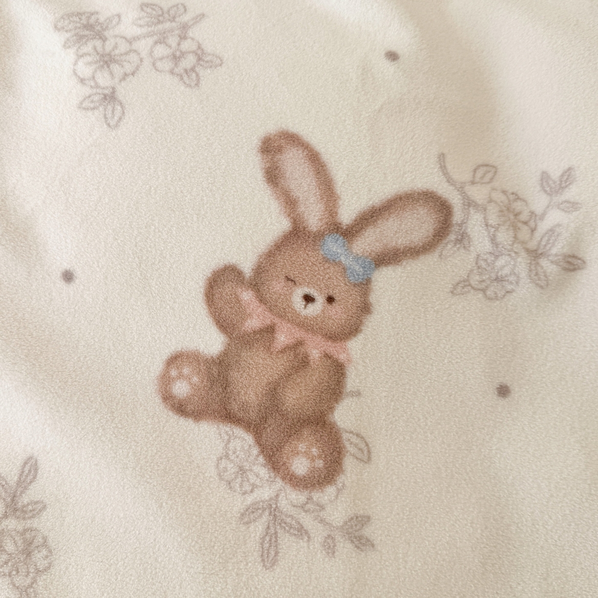 91家纺网 家纺一手货源 找家纺 LIFE.丽芙 2025秋冬新款A类牛奶绒加厚夹棉床笠+被套组合四件套 花环小兔