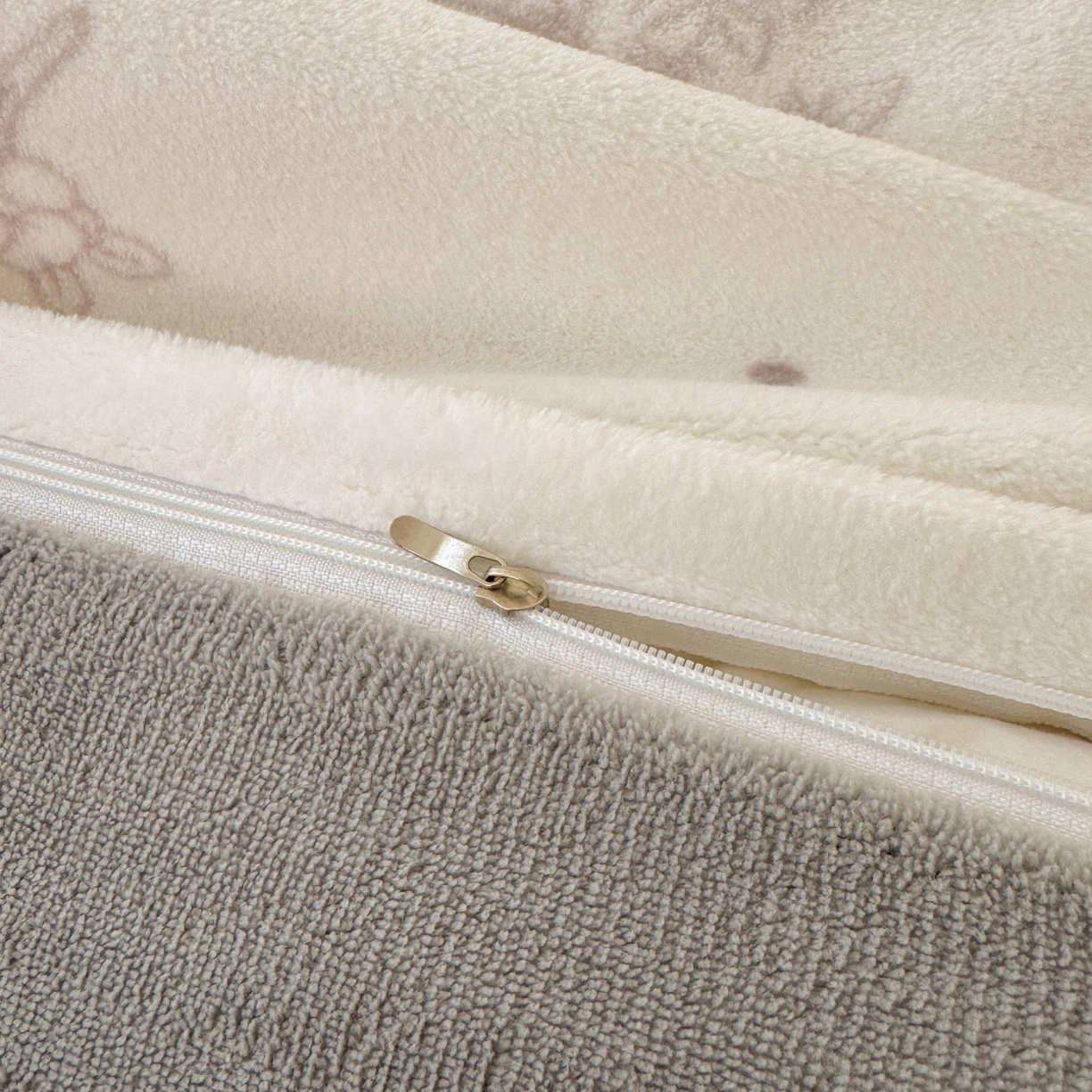 91家纺网 家纺一手货源 找家纺 LIFE.丽芙 2025秋冬新款A类牛奶绒加厚夹棉床笠+被套组合四件套 花环小兔