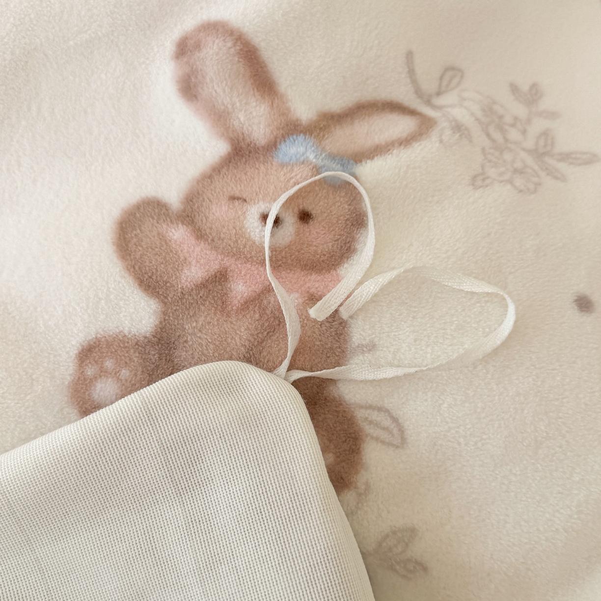 91家纺网 家纺一手货源 找家纺 LIFE.丽芙 2025秋冬新款A类牛奶绒加厚夹棉床笠+被套组合四件套 花环小兔