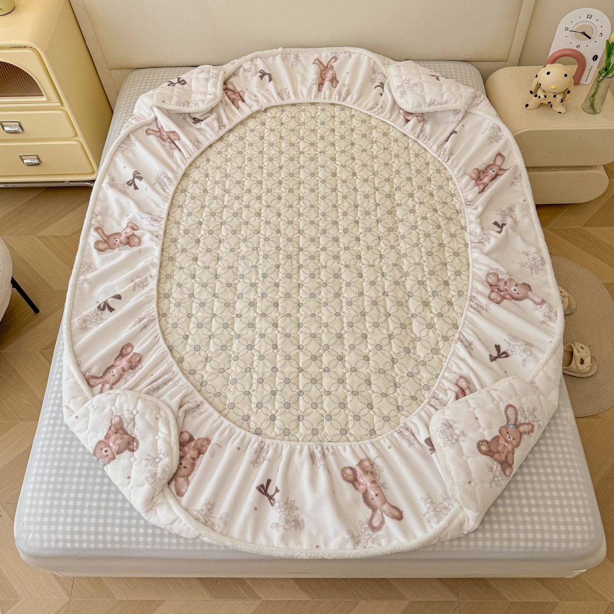 91家纺网 家纺一手货源 找家纺 LIFE.丽芙 2025秋冬新款A类牛奶绒加厚夹棉床笠+被套组合四件套 花环小兔